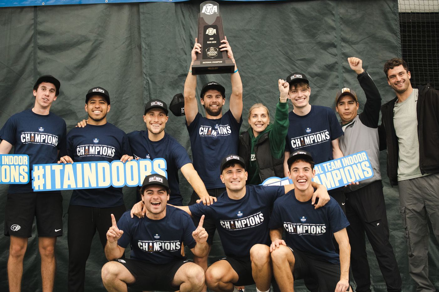 College-Team feiert den Titel bei den ITA National Team Indoor Championships